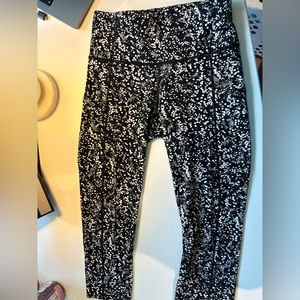 Fast and Free Lululemon high rise 19” capris. Like new, chirasu black pattern.